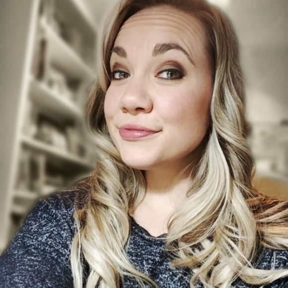 Meet your Posher, Celina - Picture 1 of 3